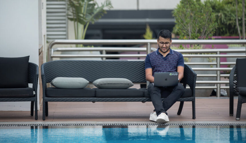 Работник трудится за границей: как поступать работодателю