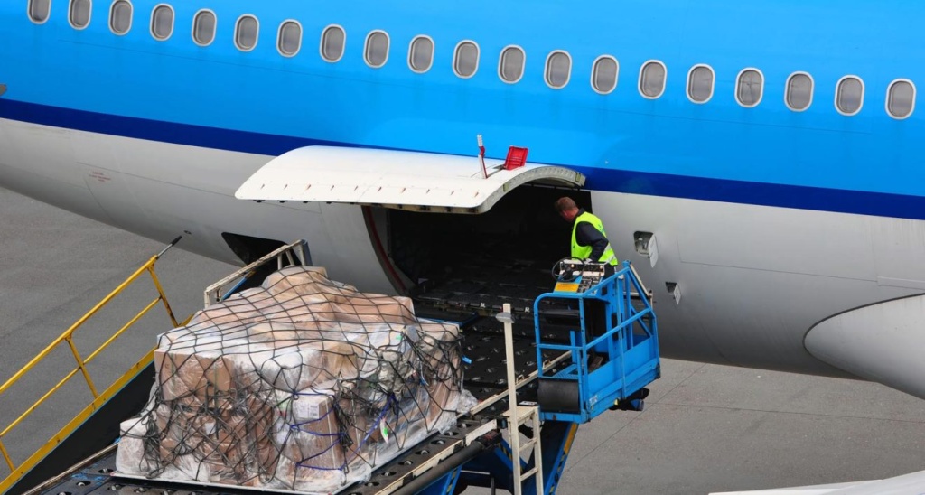 02-air-freight-transport-spedition-1320x707.jpg
