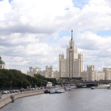 Москва-река: наперегонки с электробусами и метро